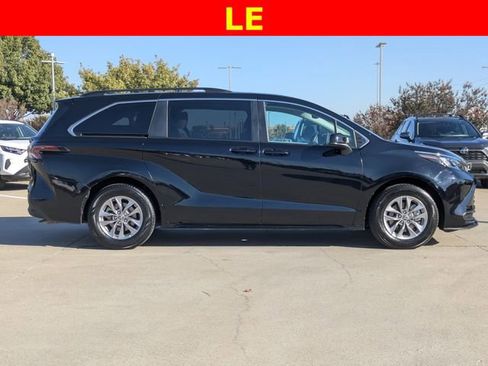 Used 2024 Toyota Sienna LE w/ LE Plus Package image 4