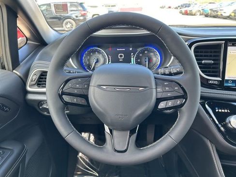 New 2027 Chrysler Pacifica Limited AWD/4WD image 13