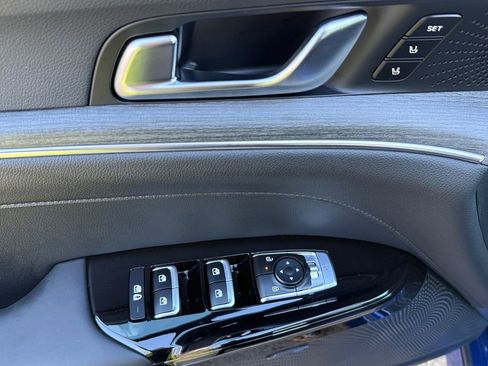 Used 2020 Kia Sorento LX image 11