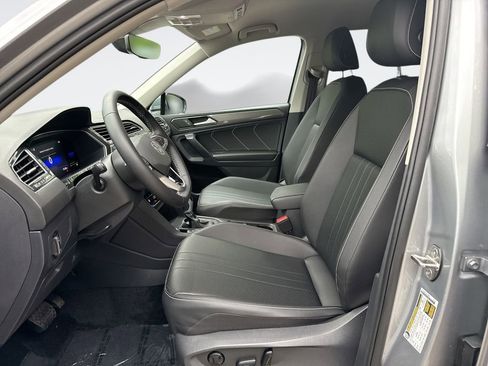 Used 2023 Volkswagen Tiguan SE AWD/4WD image 13