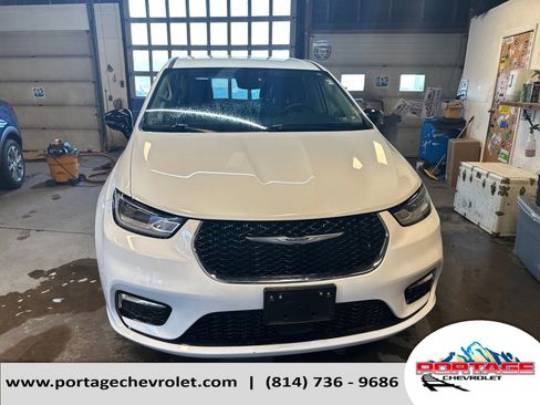 Used 2024 Chrysler Pacifica Touring-L FWD image 9