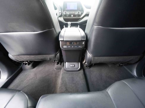 Used 2023 Toyota Highlander XLE AWD/4WD image 22