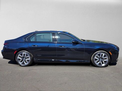 Used 2025 BMW 750e xDrive w/ Executive Package AWD/4WD image 3
