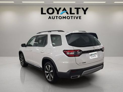 Used 2025 Honda Pilot Elite image 3