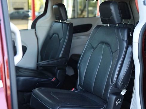 Used 2019 Chrysler Pacifica Limited FWD image 32