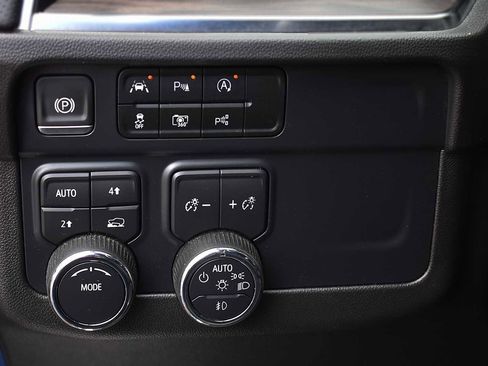 Used 2025 Chevrolet Tahoe Premier AWD/4WD image 23