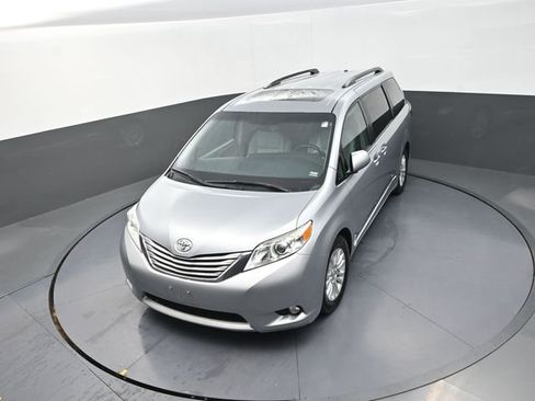 Used 2015 Toyota Sienna XLE w/ XLE Navigation Package image 14