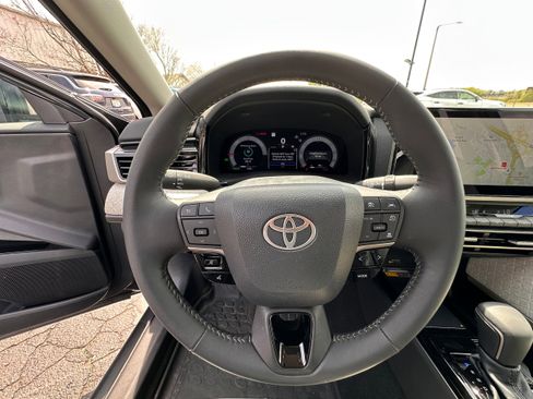 Used 2026 Toyota Camry XLE FWD image 15