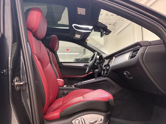 Certified 2026 Porsche Macan AWD/4WD image 22