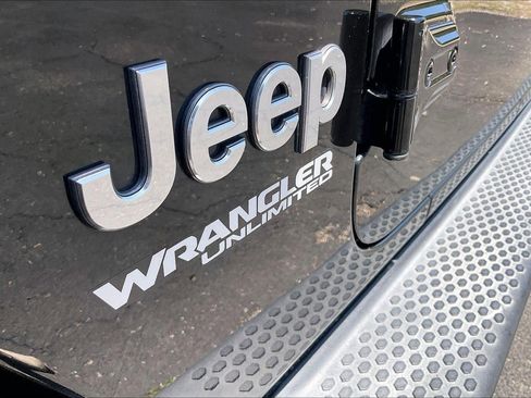 Used 2018 Jeep Wrangler Unlimited Sahara w/ Uconnect 4C Nav & Sound Group AWD/4WD image 31