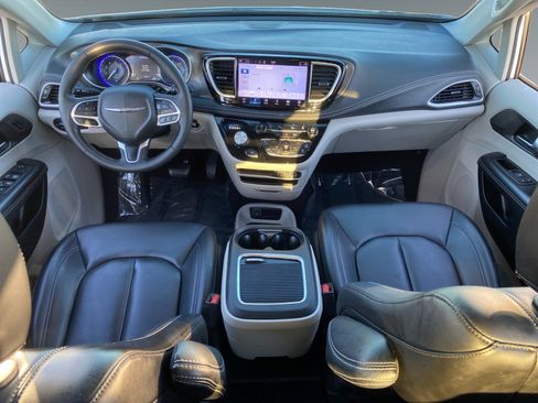 Used 2023 Chrysler Pacifica Touring-L FWD image 10
