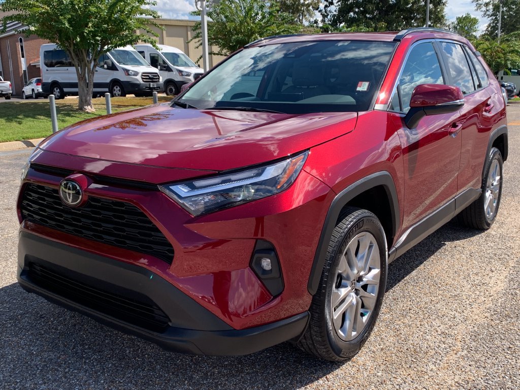 Used 2022 Toyota RAV4 XLE Premium FWD image 4