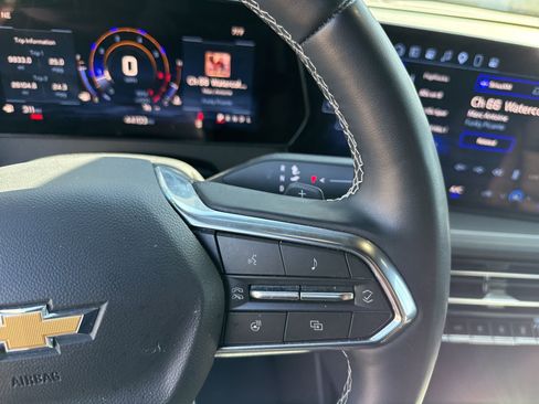 Used 2025 Chevrolet Traverse LT image 25