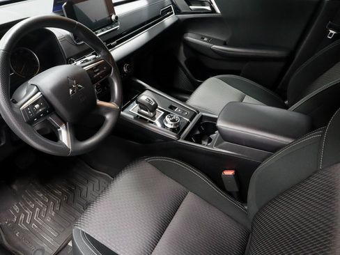 Used 2024 Mitsubishi Outlander ES image 22