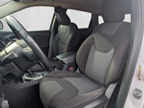 Used 2017 Jeep Cherokee Latitude w/ Comfort & Sound Group FWD image 15