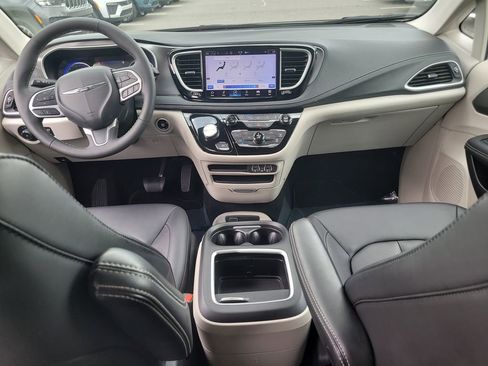Certified 2024 Chrysler Pacifica Touring-L FWD image 16