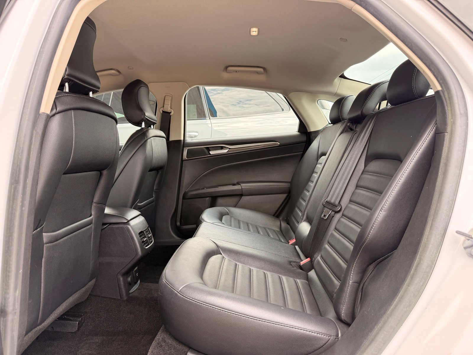 Used 2018 Ford Fusion SE w/ Equipment Group 602A FWD image 17