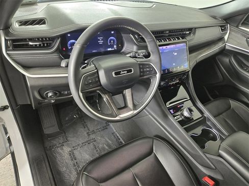 Used 2024 Jeep Grand Cherokee Limited image 16