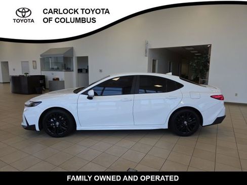 Used 2025 Toyota Camry SE FWD image 1