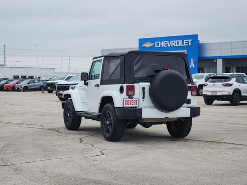 Used 2016 Jeep Wrangler Sahara w/ Connectivity Group AWD/4WD image 5