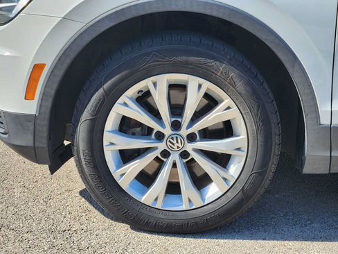 Used 2018 Volkswagen Tiguan SE w/ Panoramic Sunroof Package FWD image 9
