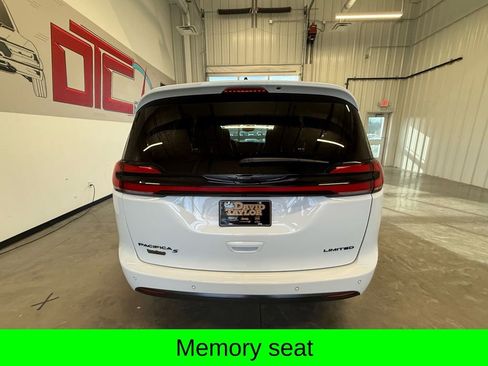 Used 2025 Chrysler Pacifica Limited image 7
