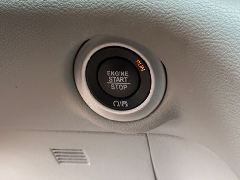 Used 2024 Chrysler Pacifica Touring-L FWD image 34