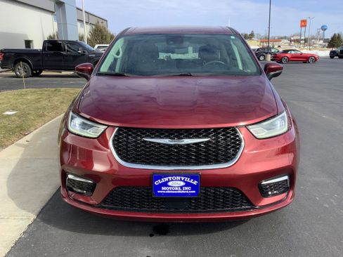 Used 2023 Chrysler Pacifica Touring-L image 3