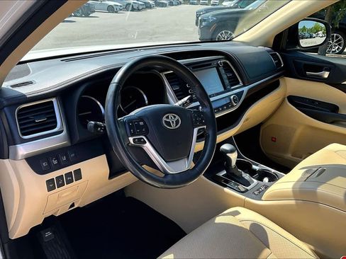 Used 2015 Toyota Highlander Limited Platinum image 17