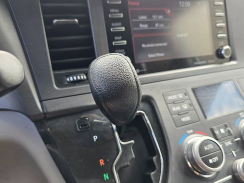 Used 2019 Toyota Sienna LE w/ Carpet Mat Package image 35