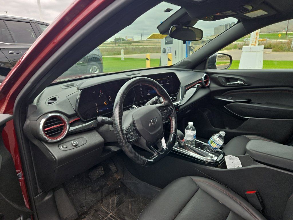 Used 2024 Chevrolet Trax RS w/ Sunroof Package FWD image 13