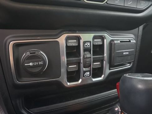 Used 2019 Jeep Wrangler Unlimited Sahara AWD/4WD image 28