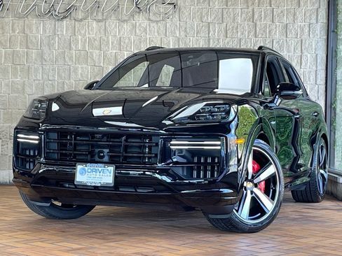 Used 2024 Porsche Cayenne Turbo AWD/4WD image 2