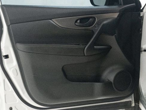 Used 2022 Nissan Rogue Sport S image 16