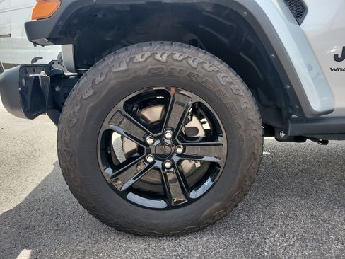 Used 2023 Jeep Wrangler Unlimited Sahara AWD/4WD image 9