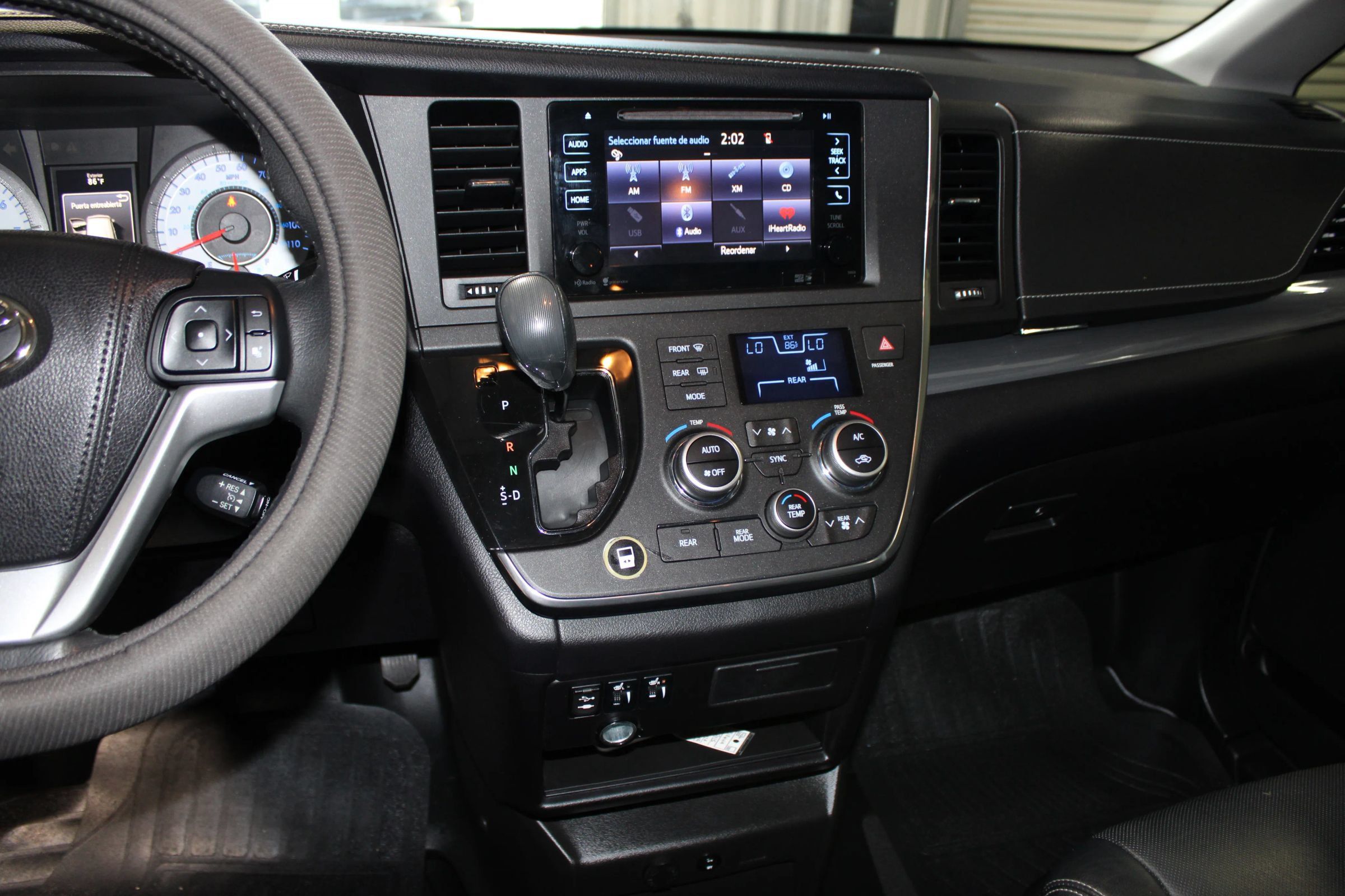 Used 2015 Toyota Sienna SE w/ SE Preferred Package FWD image 14