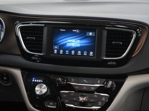 Used 2018 Chrysler Pacifica Touring-L FWD image 16