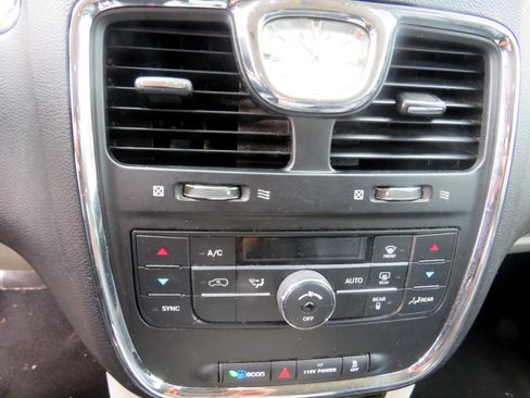 Used 2015 Chrysler Town & Country Touring image 16