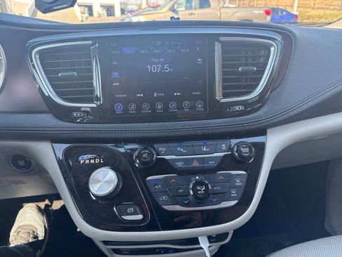 Used 2017 Chrysler Pacifica Limited w/ UConnect Theater Package image 9