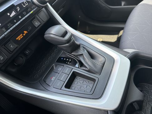 Used 2019 Toyota RAV4 XLE w/ Convenience Package FWD image 9