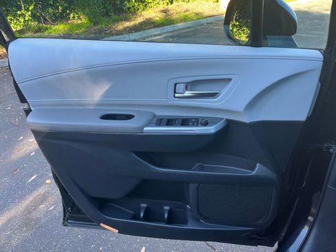 Used 2025 Toyota Sienna XLE image 21