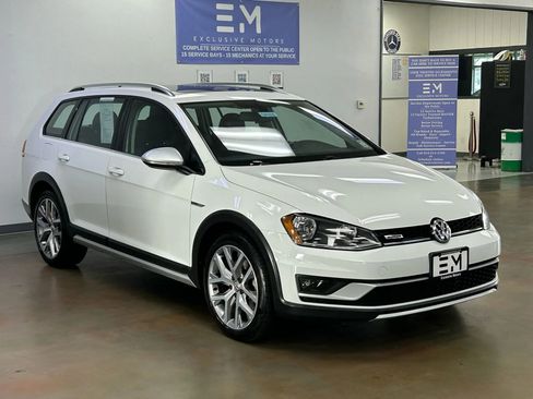 Used 2017 Volkswagen Golf Alltrack S image 2