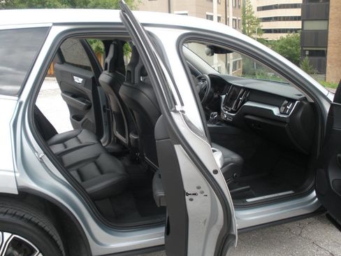 Used 2018 Volvo XC60 T5 Momentum AWD/4WD image 23