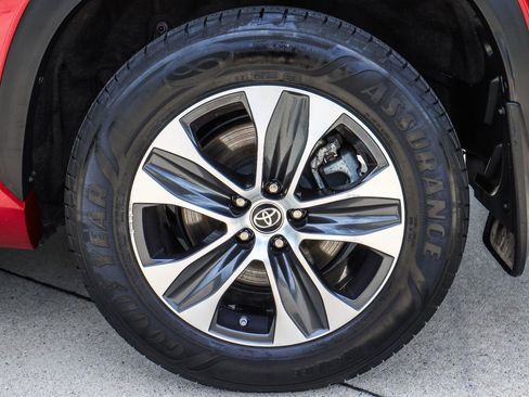 Used 2022 Toyota Highlander XLE AWD/4WD image 26