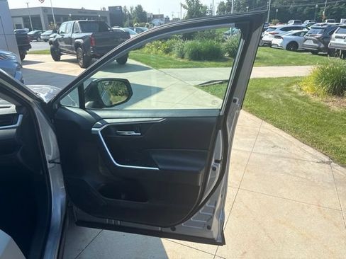 Used 2021 Toyota RAV4 XLE AWD/4WD image 31