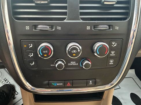 Used 2016 Dodge Grand Caravan SXT FWD image 22