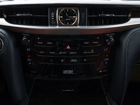 Used 2021 Lexus LX 570 4WD w/ Luxury Package image 29