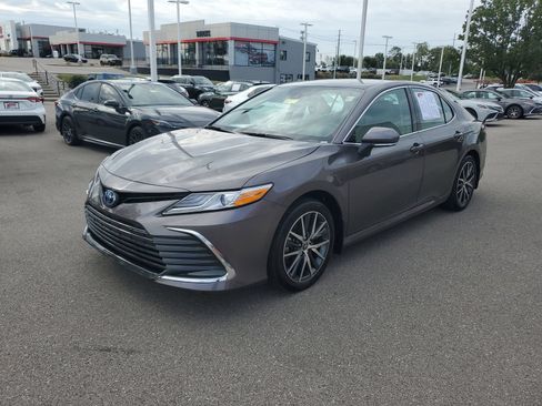 Used 2024 Toyota Camry XLE w/ Cold Weather Package FWD image 2