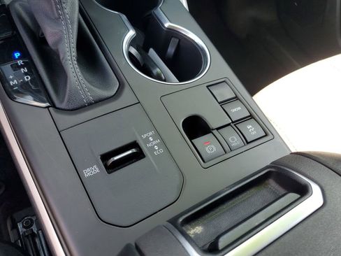 Used 2024 Toyota Highlander LE image 11