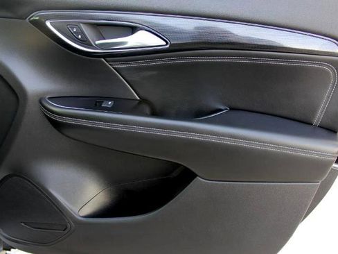 Used 2023 Buick Envision Essence image 23